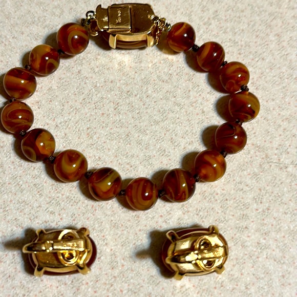 Vintage Trifari crown faux tortoiseshell stone and bead bracelet set (571) - Picture 2 of 9